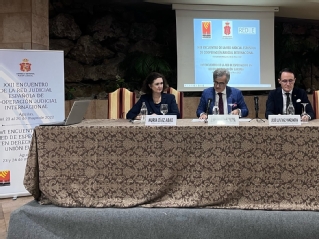 Los vocales Juan Martínez Moya y Nuria Díaz Abad, y el fiscal superior de la Región de Murcia, José Luis Díaz Manzanera, durante la inauguración del XXII Encuentro de la Red Judicial Española de cooperación judicial internacional (REJUE) y del XVI Encuentro de la Red de Especialistas en Derecho de la Unión Europea, (REDUE)